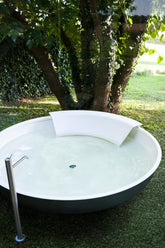 Agape Ufo vasca da bagno freestanding outdoor con poggiaschiena AVAS0906EZG